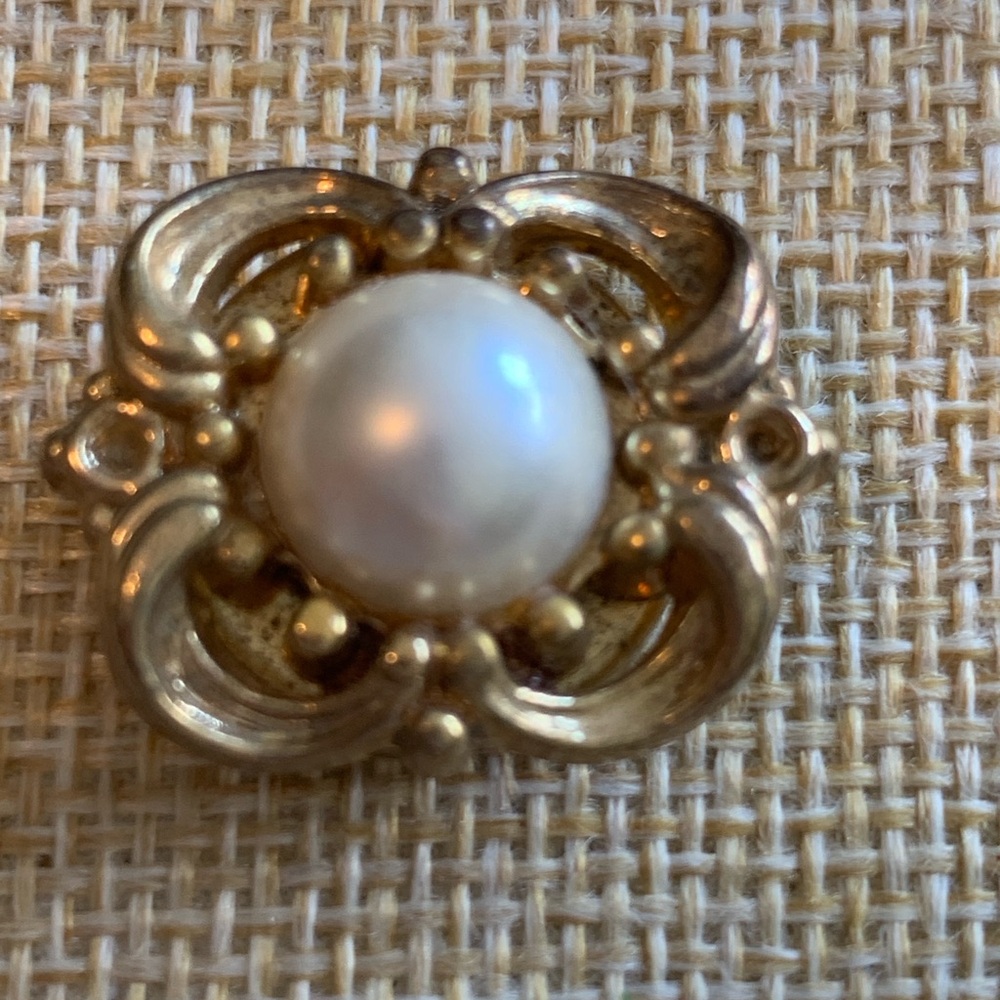 Set of 4 vintage button covers. Gold tone and pearl.